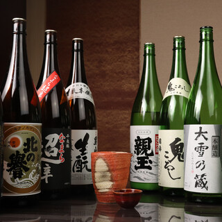 我们提供各种精心挑选的烧酒、日本酒和其他饮料。
