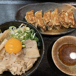 よあけ - 支那そば(小)＋餃子＋ミニ徳島丼880円(トッピングのワンタンは支那そばに)