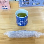 焼津港のめし処 与作鮨 - おしぼりとお茶