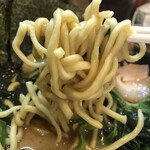 横浜家系ラーメン 明豊家 - 極太麺のリフトアップ