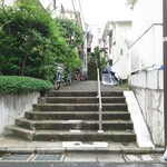 お料理ひろせ - 暗渠であることを物語る景色が続く住宅街。