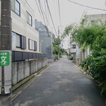 お料理ひろせ - ちょっと進んで公園の直前を左に入ります。