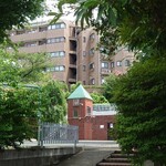 お料理ひろせ - お隣は渋谷区立本町公園。