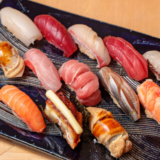 季節を彩る新鮮な魚介を提供。気軽に楽しめる本格「江戸前鮨」も