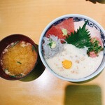 とろろ・海鮮料理 さんすい - マグロ山かけ丼のシラストッピングです