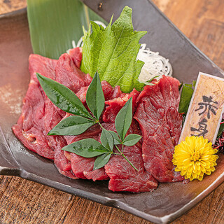 品尝九州各地的当地美食！熊本著名的马肉生鱼片与酒是绝配。