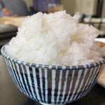 Mochibuta Katsudokoro Katsuyuki - テンコ盛りの大盛ご飯（＋100円）