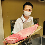 京天神 野口 - ◎近江牛フィレ肉を披露するスタッフの国政さん。