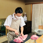 京天神 野口 - ◎国政さんがフィレ肉をステーキ上にカット！