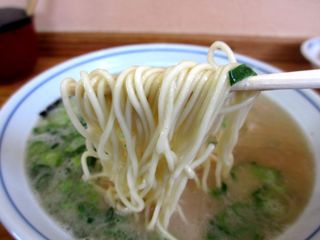 長浜ラーメンめんめん - 中細麺で、加水率が高いからか食べても腹に溜まらない感じ