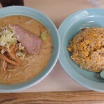 Eikouken - とんこつラーメン６００円　チャーハン６００円