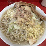 ラーメン二郎 - 丼顔はショウガが特徴的。デフォでショウガがあるのは嬉しいよね〜！