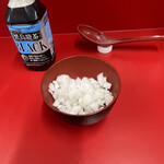 ラーメン二郎 - タマネギは先出し。ここにカエシを和えていく。