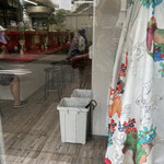 ラーメン二郎 - 奥に2人、エンジェルちゃん達がまかないを食べている。それより何より、僕の写り込みwww