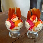 トロン - プラムのパフェはトップと側面にぐるぐる巻いたアプリコットのギモーブがあるのですが周りにシャクシャクした砂糖が付いていて楽しい食感でした 勿論味も美味しい