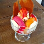 トロン - 7月のプラムとアプリコットのパフェ