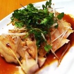 東亜食堂 - 蒸し鶏。香菜もたっぷり