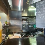 たらふく - カウンターから厨房