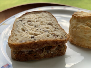 Bread & Coffee by MOTOTECA - 拔絲豬肉三明治與司康