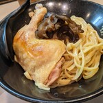 Toriou Keisuke - 麺上にはチキンレッグとキクラゲ