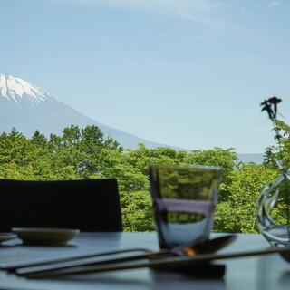 富士山を眺めながら、清らかな自然が育んだ滋味を楽しむ