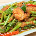 Stir-fried pork and green beans with red curry