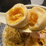 中華そば 四つ葉 - 味玉は程よい硬さ。ほんとたまご尽くし(● ˃̶͈̀ロ˂̶͈́)੭ꠥ⁾⁾