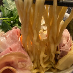 中華そば 四つ葉 - 麺は太めでモッチモチ♪ まぜる前でも既に美味い(⁎⁍̴̆Ɛ⁍̴̆⁎)