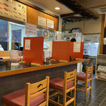 中華そば 四つ葉 - カウンター席です☆