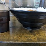 麺屋 よしすけ - かなりデカい丼でした
      食べた感じ、先々週昼の米362gの1.5倍ほど
      米500gはあったと思うが
      普通に食べてるとカレーのほうが余るくらい
      たっぷりかかってた(^_^)ﾉ