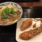 丸亀製麺 - 肉ゴボウうどん、黒ごまかしわ天といなり寿司