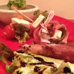 バルンバルン - 3種盛り880円。奥から「淡路島ハンバーグ」「サーモンとチーズのピンチョス」「生ハム&チーズ&バルサミコ酢」