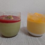 手作りマフィン レフィーユ - 苺ソースとピスタチオのプリン450円、宮崎県産完熟マンゴープリン500円