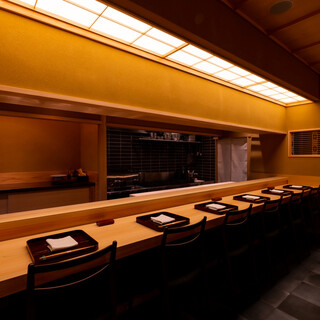 Enjoy the breath of the season in a completely private room and special counter seats.