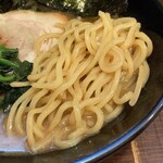 横浜家系ラーメン 武 - 大橋製麺多摩の中太麺。