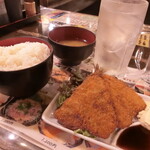 浜焼き海鮮居酒屋 魚寅水産 - アジフライ定食全景