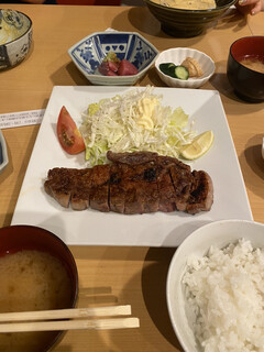 Fukukou Tei - 定食附有小碗菜、味噌湯和小菜。小菜也非常美味。