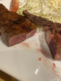 Fukukou Tei - 斷面。外皮烤得酥脆可口。無論是宴會還是單點都可以享用。豚排在宴會中也很受歡迎^ ^特上豚排非常大，適合大家一起分享。