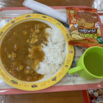 味処ドライブイン 灯台荘 - カレーとお菓子とジュースがついてきました。