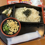 味処ドライブイン 灯台荘 - 稲庭うどんは長くて、タレに入れるのが少し大変でした、