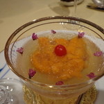 トゥ・ラ・ジョア - 生ウニとトマトの昆布風味（３月：オーブンで焼いた昆布で出汁をとり、トラフグの皮のコラーゲンで固めてジュレにしてあります）