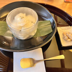 紫野和久傳 - 器はガラスのシャーレ？(ﾟωﾟ)    胡桃にきな粉をまとわせたお菓子付き