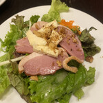 ビストロ石川亭 - 前菜: 鴨ローストとチーズのサラダ
