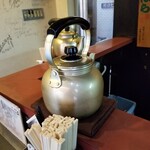 塩そば専門店 桑ばら - 本日の裏口とヤカン