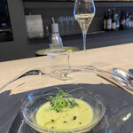 ORTO - シャンパーニュで乾杯した後はグリーンが鮮やかな滑らかな冷製スープ。