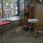 ラーメン屋 Hi-BRi - 明るい店内の待ち席