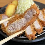 とんかつ 栄ちゃん - 最初の一口目で心奪われる。右端が一番最初に食べるのをお勧め。