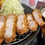とんかつ 栄ちゃん - ライトサイド。脂身のコクと透明感ある甘みにグッときた。