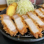 とんかつ 栄ちゃん - レフトサイド。赤身の柔らかさとしっとり感に驚愕する。