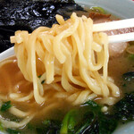 末広家 - 杉印の付いた酒井製の短尺平打ち中太特注麺